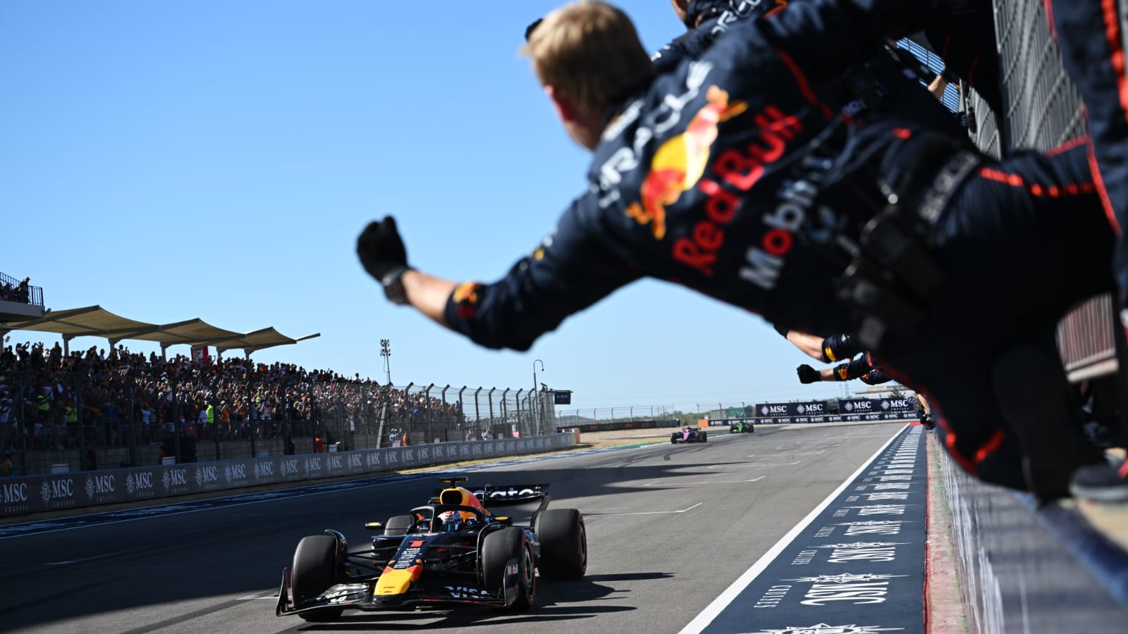 Red Bull tunda pengumuman line up pembalapnya hingga akhir musim.
