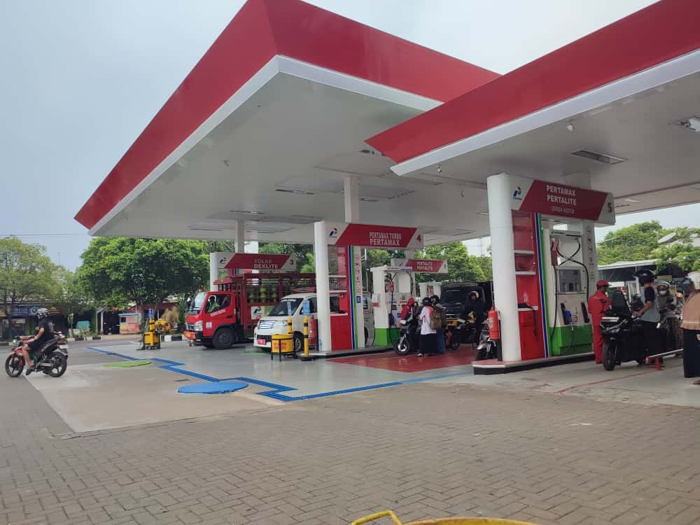 Situasi SPBU Sleko Jalan Pahlawan Tuban kemarin (27/10), masih tampak ramai di tengah persoalan BBM jenis pertalite yang bikin kendaraan bermotor brebet massal.