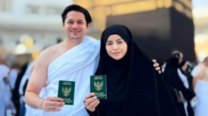 Andrew Andika dan Violentina Kaif resmi menikah di Tanah Suci Mekkah.