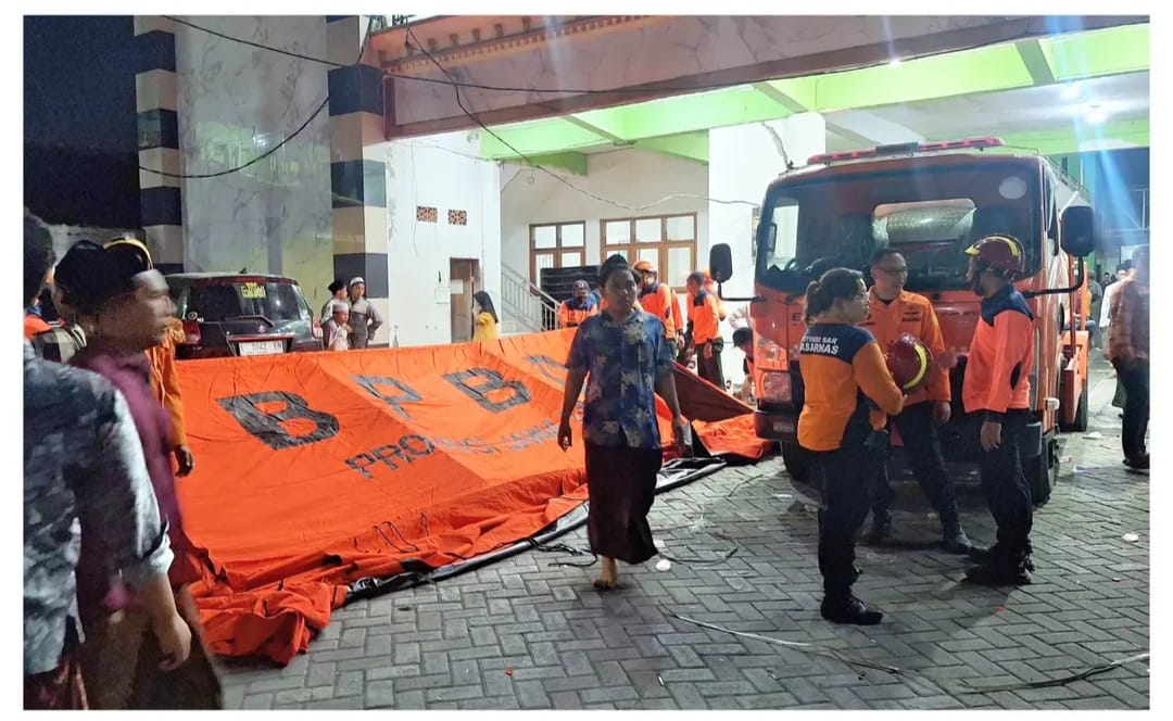 Ilustrasi BPBD Jatim saat proses evakuasi bencana ponpes runtuh di Sidoarjo beberapa waktu lalu