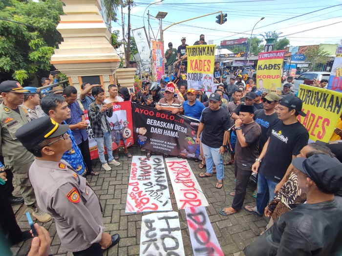 SERUAN MORIL: Warga Desa Kepohagung, Kecamatan Plumpang mengepung kantor Kecamatan Plumpang menuntut Kepala Desa Kepohagung Dono Samuri dicopot dari jabatannya, kemarin (28/10).