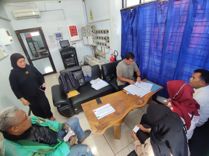 KORBAN PERTALITE: Pos pelayanan pengaduan konsumen di SPBU Sleko Tuban dipadati masyarakat yang kendaraannya terdampak BBM pertalite, kemarin (28/10).