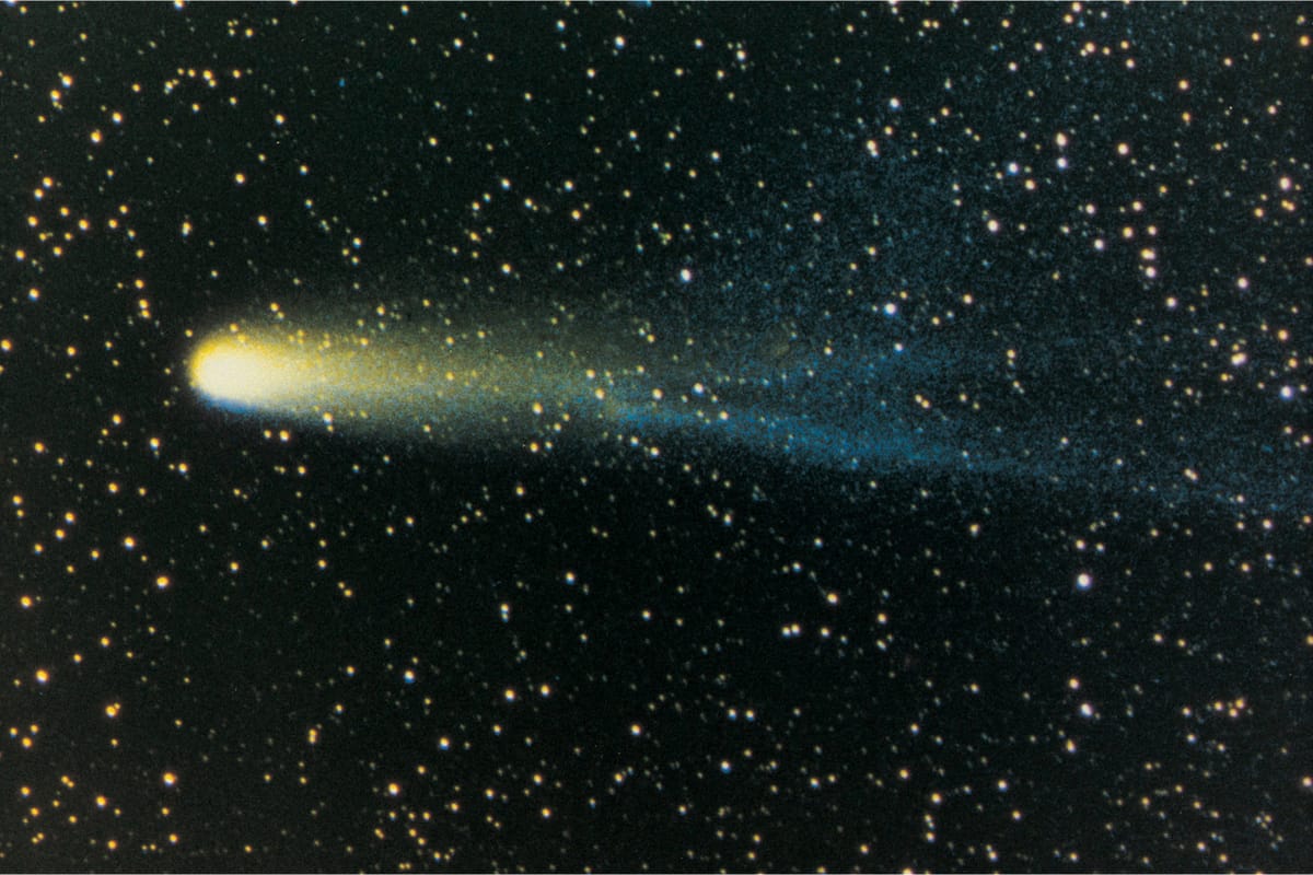 ilustrasi komet Lemmon. Komet Lemmon (C2025 A6) Melintas Dekat Orbit Bumi.