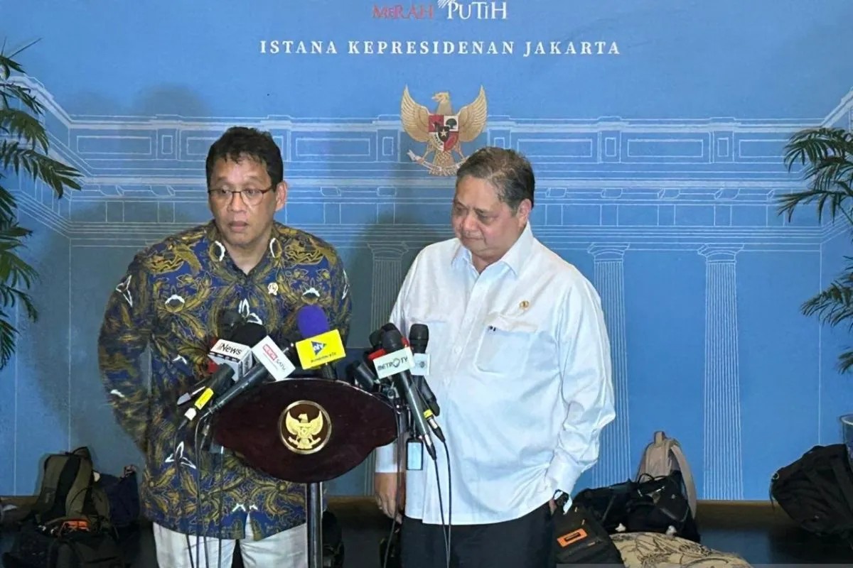 Menteri Keuangan Purbaya Yudhi Sadewa (kiri) memberikan keterangan pers di Istana Kepresidenan