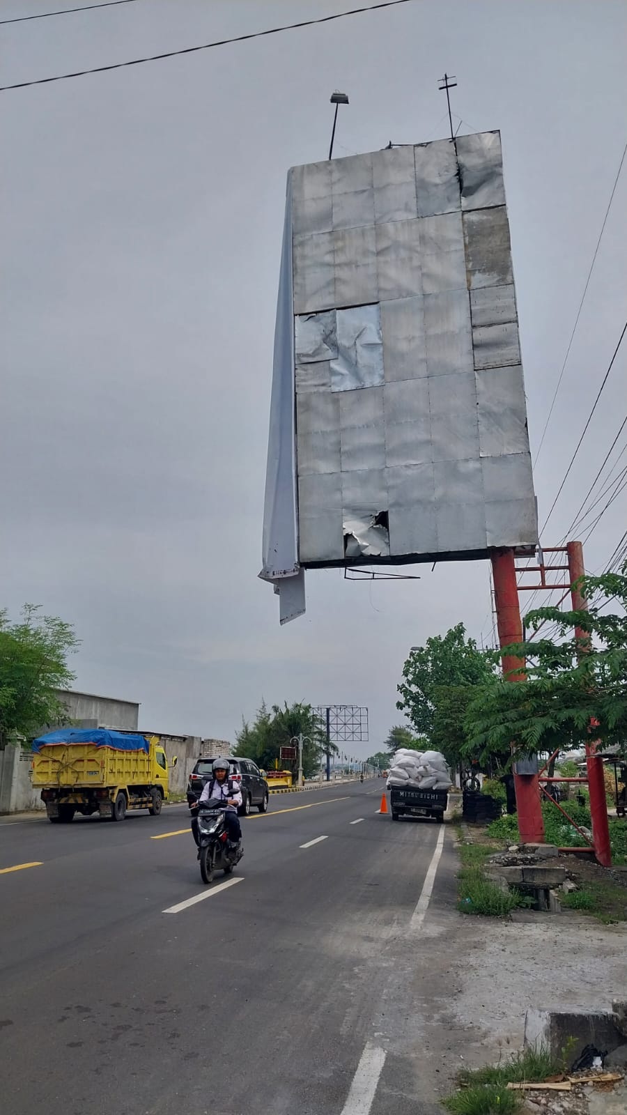Banner Reklame Raksasa di Jalur Tuban&ndash;Semarang Hampir Lepas