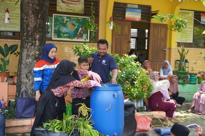 Melalui Program Persada, PRPP ajak siswa SD di Jenu, Tuban, belajar mengubah sampah jadi pupuk ramah lingkungan.