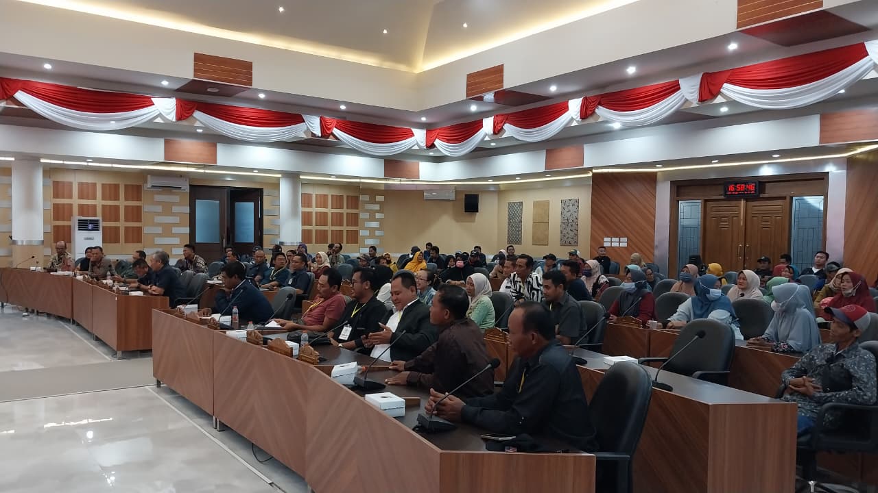 Puluhan warga dua desa di Jenu menuntut TPPI menepati janji kompensasi.