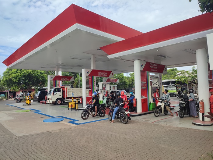 DAMPAK MBREBET MASSAL: Setelah dugaan pertalite bercampur air, kini jalur pengisian BBM jenis pertalite sepi pembeli. Sebaliknya, jalur pertamax ramai antrean.