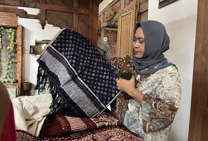 Uswatun Hasanah, pengrajin batik gedog generasi kelima dari Kerek, Tuban, terus melestarikan warisan leluhur dengan cara tradisional dan semangat regenerasi budaya.