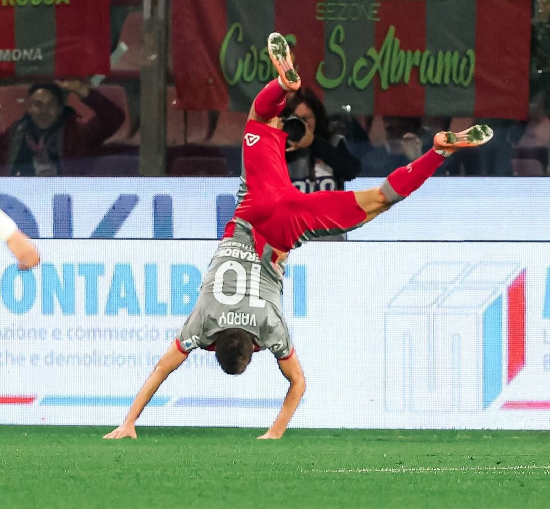 Pemain US Cremonese, Jamy Vardy, saat selebrasi gol salto usai cetak gol untuk timnya.