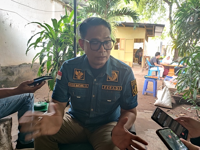 Kuasa Hukum Pelapor Wahabi Martanio ketika diwawancarai awak media setelah mengajukan gugatan prapreradilan, Jumat (31/10).