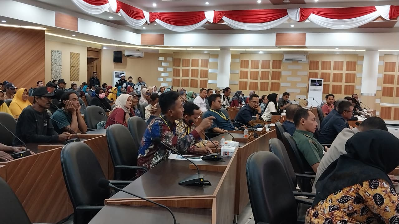 MAHFUDZ MUNTAHA/RADAR TUBAN  Warga Desa Remen dan Tasikharjo ketika menyampaikan aspirasi di ruang rapat paripurna DPRD Tuban beberapa waktu lalu.&nbsp;