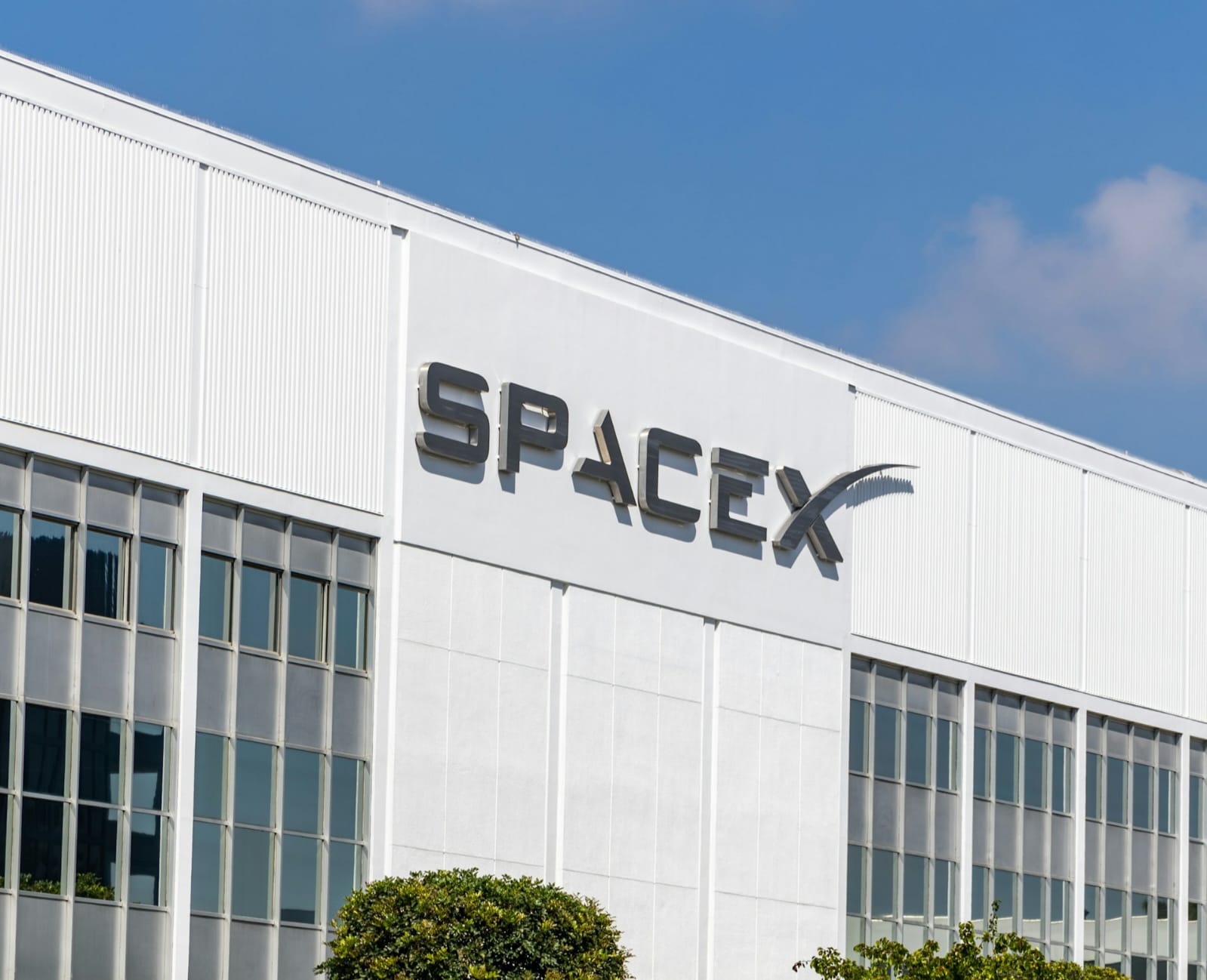 SpaceX dikabarkan teken kontrak dengan AS untuk buat satelit militer.