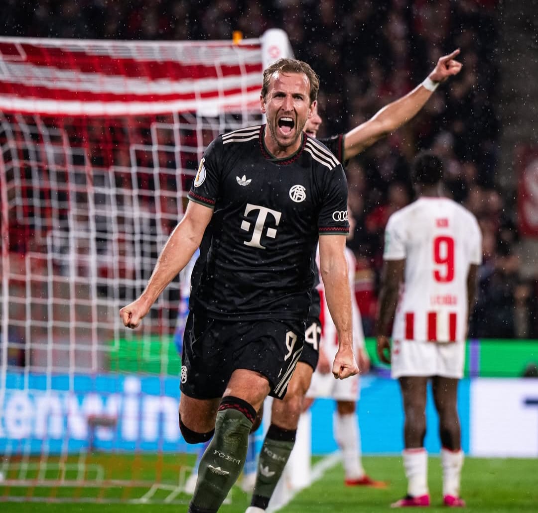 Striker Bayern Muenchen, Harry Kane, usai cetak gol untuk timnya.