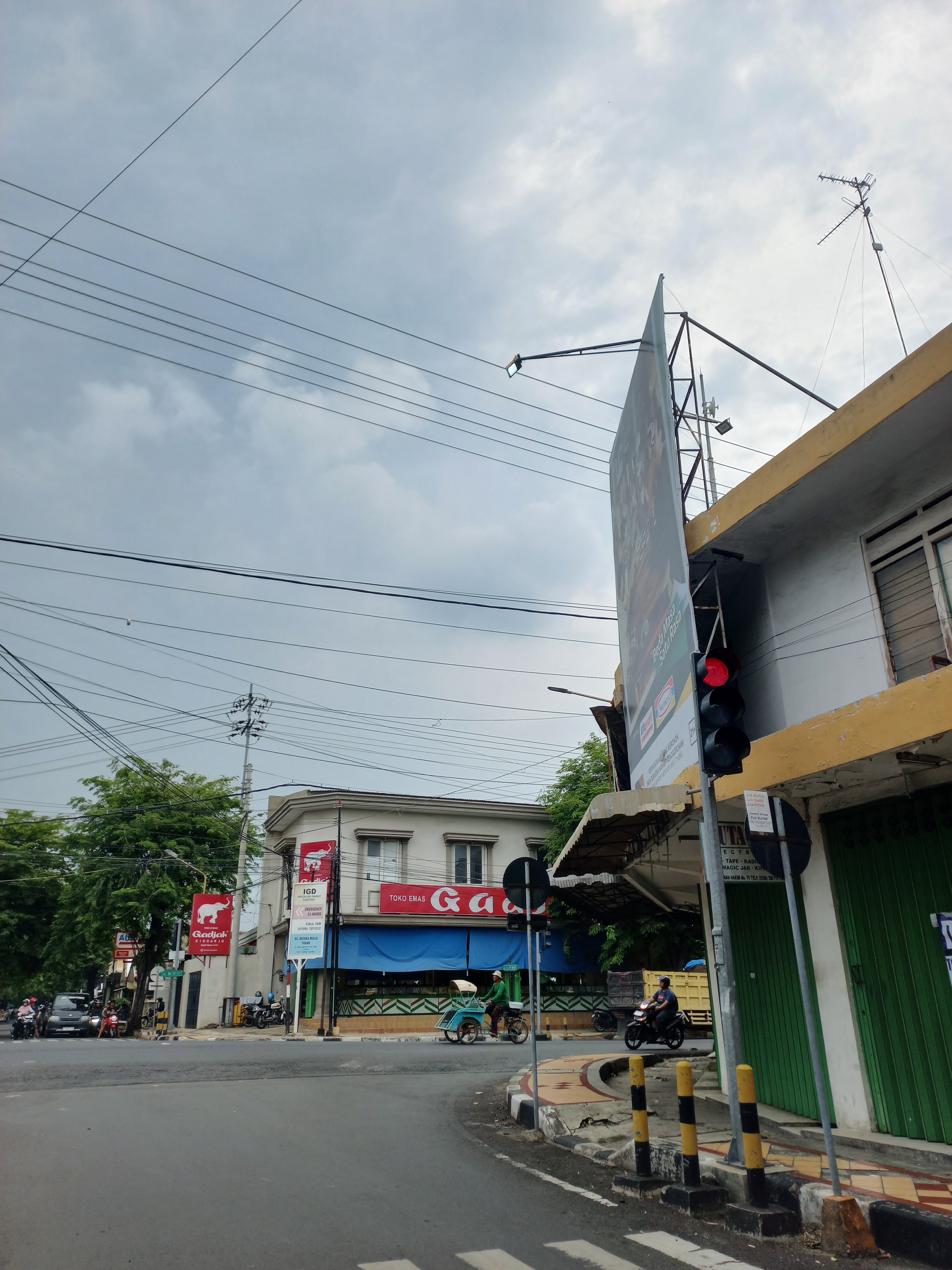 Salah satu papan reklame di sudut perempatan traffic light Jalan Lukman Hakim-Gajah Mada.