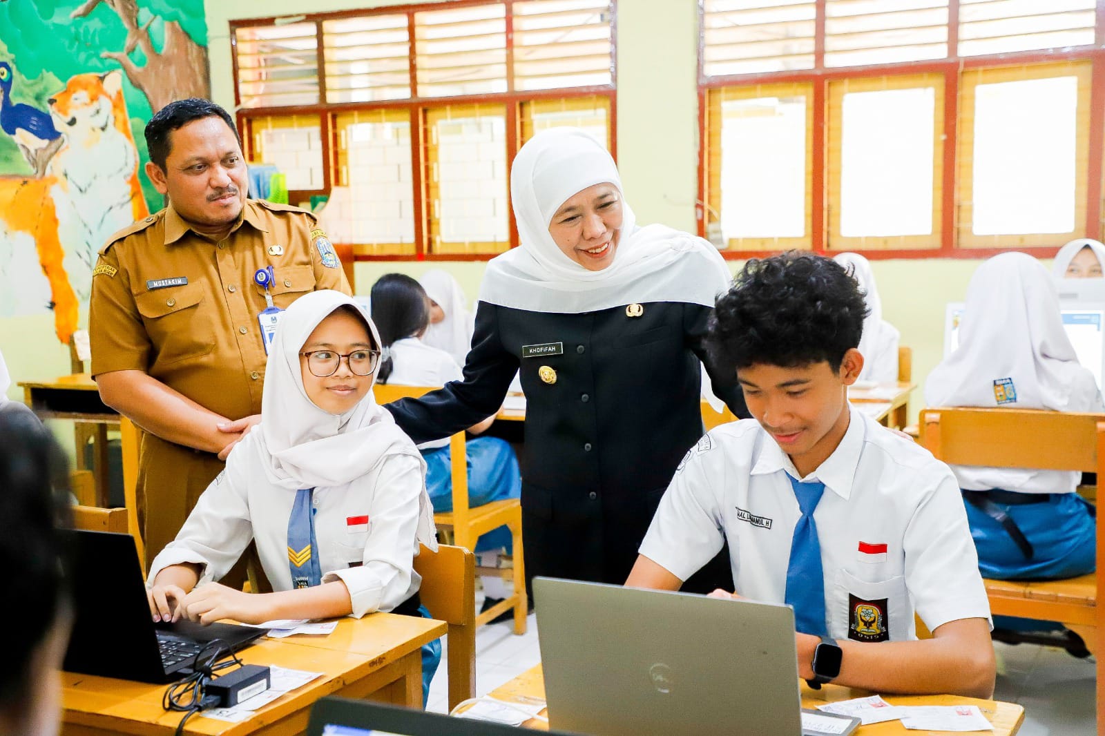 Gubernur Jawa Timur, Khofifah Indar Parawansa, melakukan peninjauan langsung Tes Kompetensi Akademik (TKA) tingkat SMA/SMK/MA