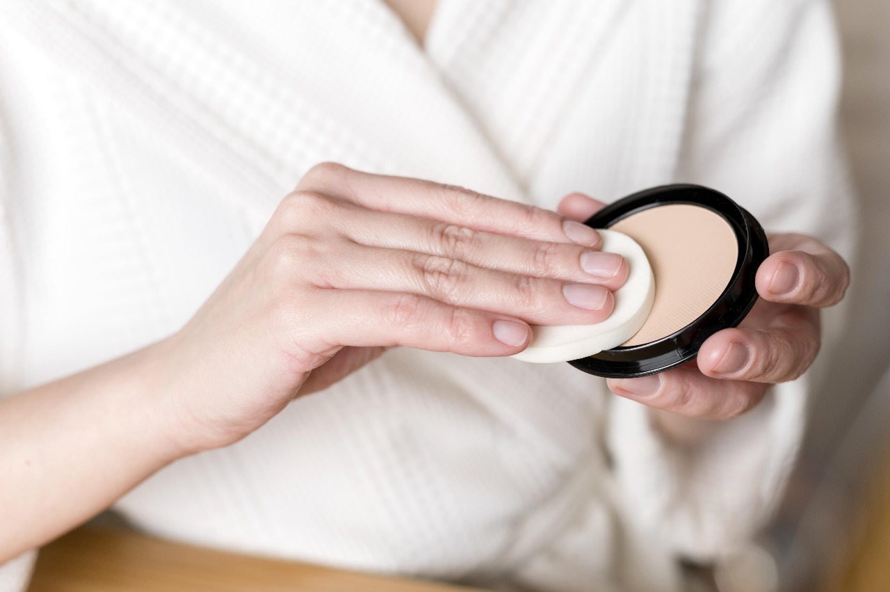 Ilustrasi powder make up dengan spf