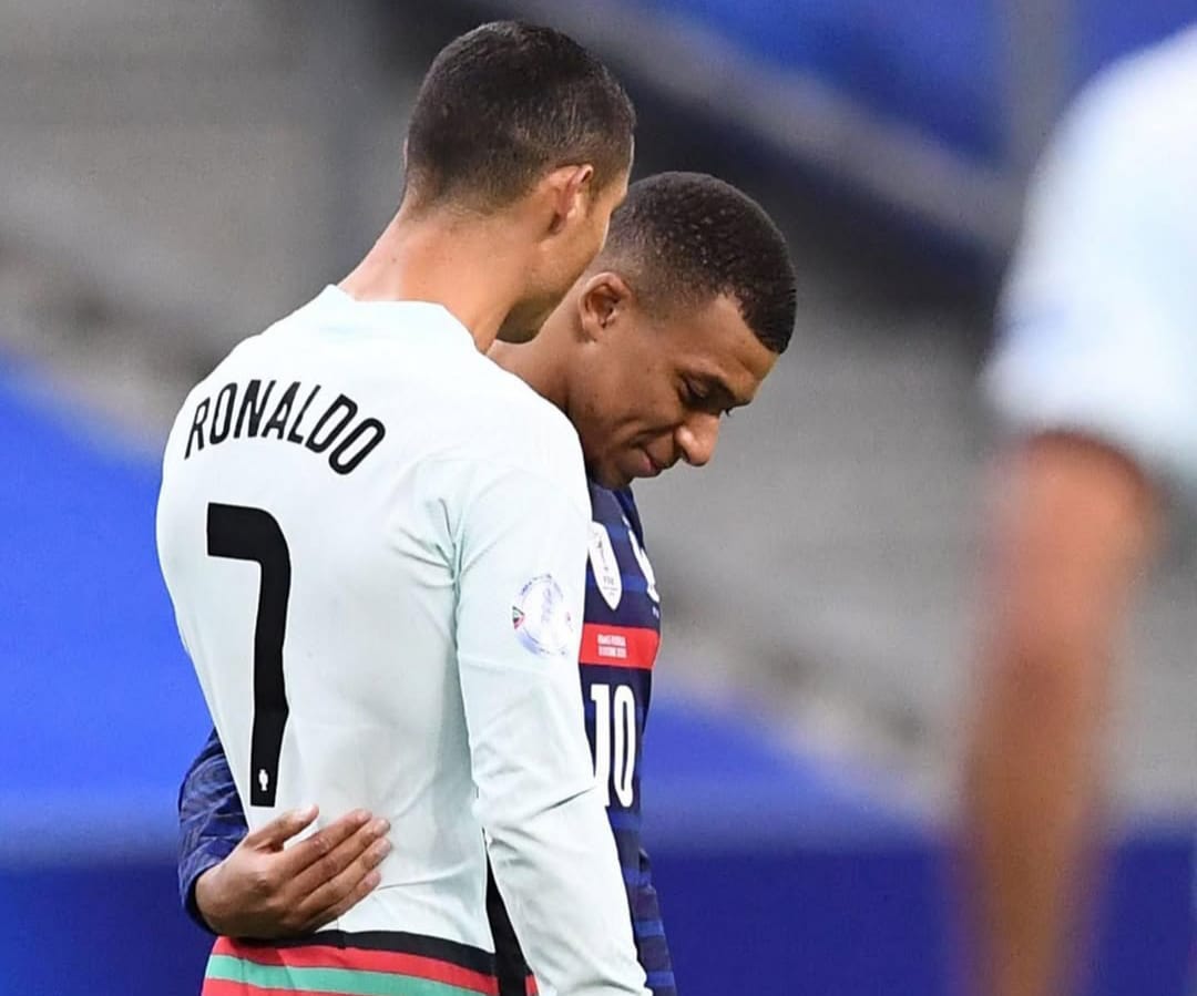 Kylian Mbappe dan Cristiano Ronaldo saat bertemu di ajang EURO beberapa waktu lalu.