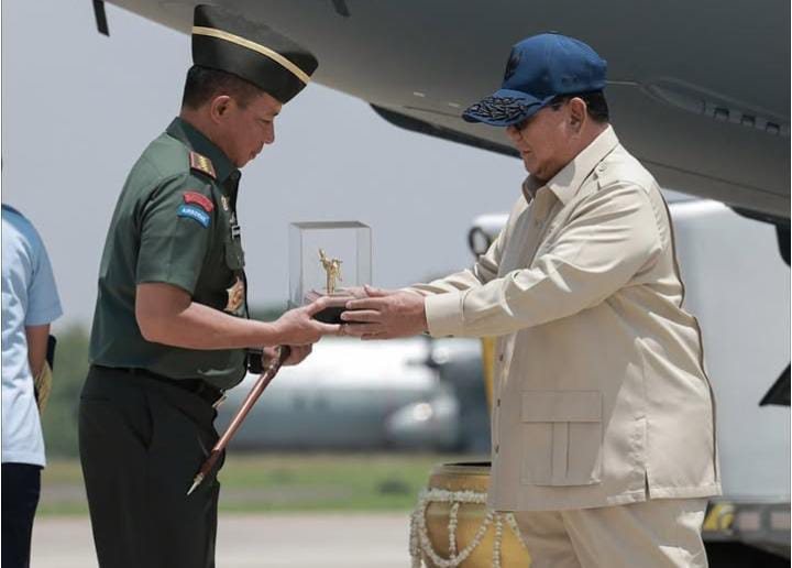 Presiden menyerahkan pesawat Airbus A400M/MRTTAplha 4001 secara resmi kepada Tentara nasional Indonesia.