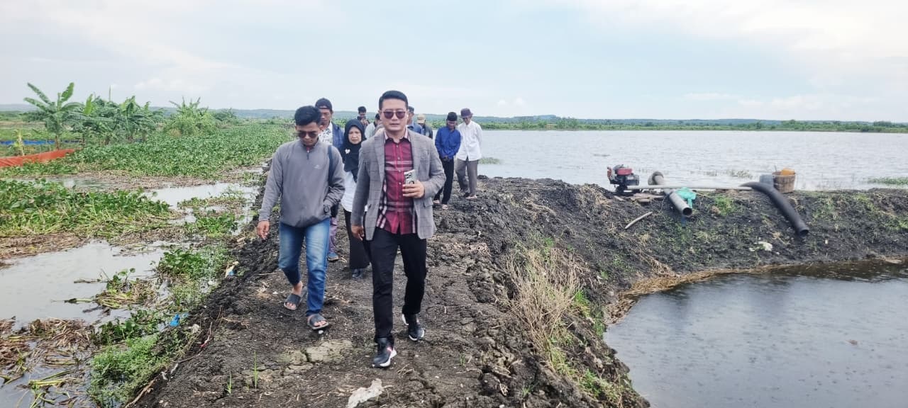 Komisi II DPRD melihat waduk JRD di Desa Mlangi untuk memastikan lokasi lahan warga yang belum terdata tapi masuk dalam waduk.