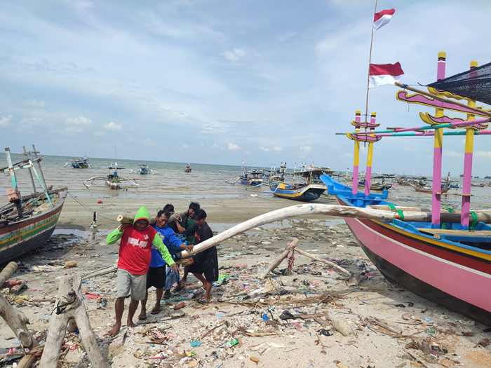 Aktivitas nelayan Kelurahan Karangsari, Kecamatan Tuban yang sudah sepekan tidak melaut karena solar langka, kemarin (3/10).