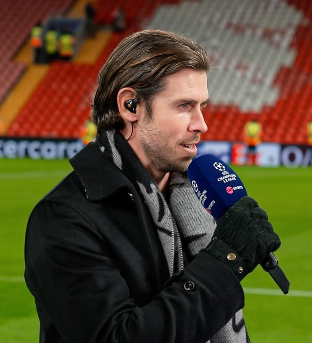 Mantan pemain Real Madrid, Gareth Bale, saat menjadi pundit di tv.