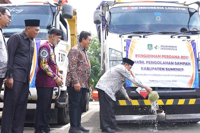 Wakil Bupati Sumenep, KH Imam Hasyim melakukan prosesi menandai pengiriman perdana RDF hasil pengolahan sampah dari Kabupaten Sumenep ke Pabrik PT Solusi Bangun Indonesia Tbk di Tuban, Jatim.