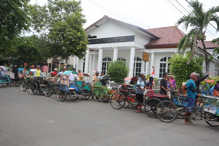 Rencana penataan becak wisata dan shuttle peziarah di kawasan Makam Sunan Bonang belum berjalan efektif