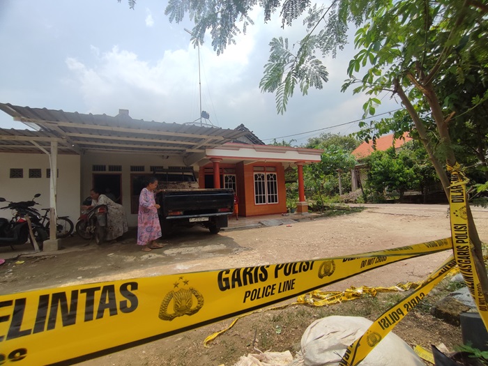 Halaman rumah Wulan yang dipasang garis polisi.