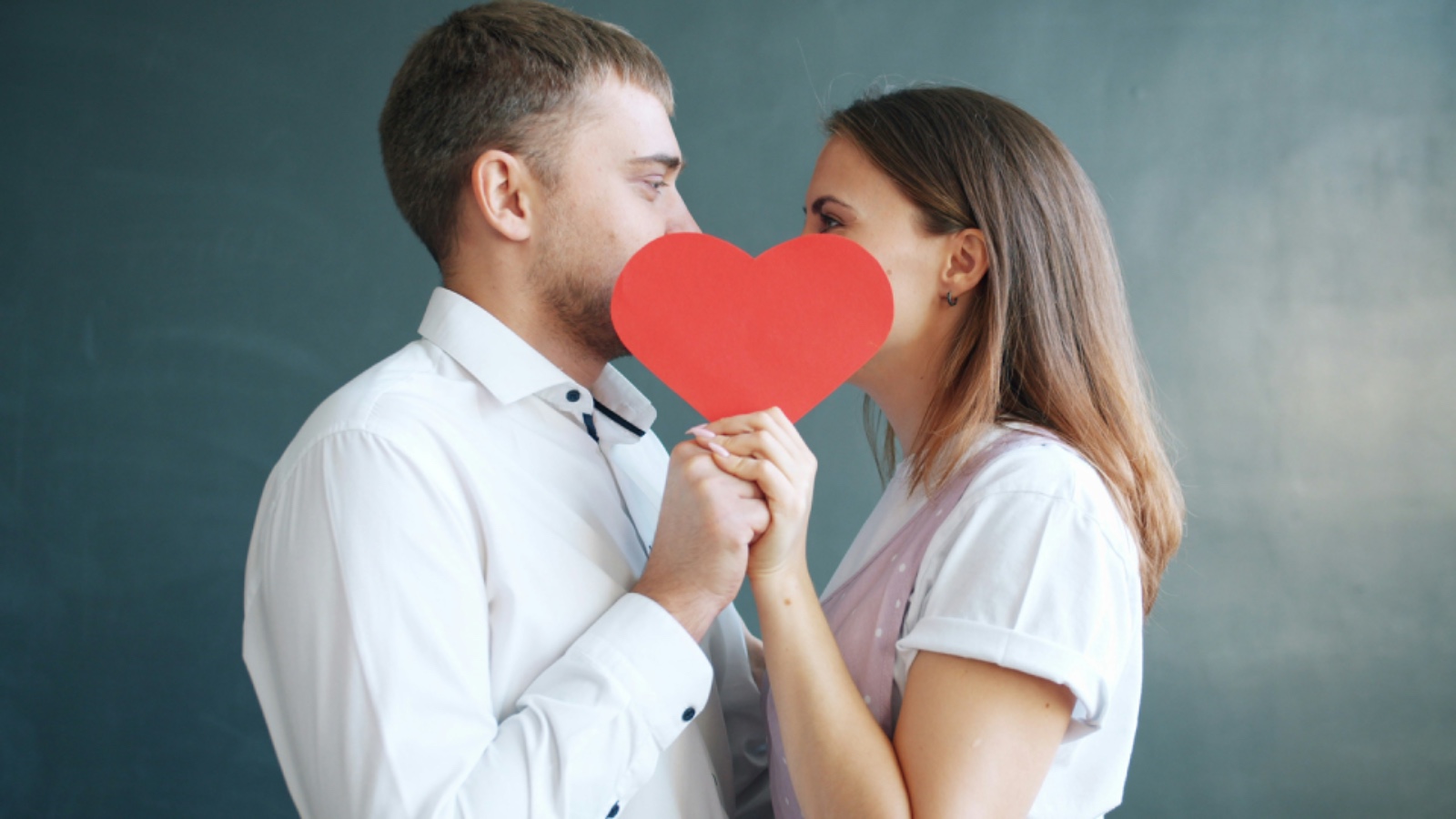Backburner relationship, hubungan tanpa kejelasan, hubungan abu-abu gen z, kecemasan dalam hubungan, cadangan bukan cinta.