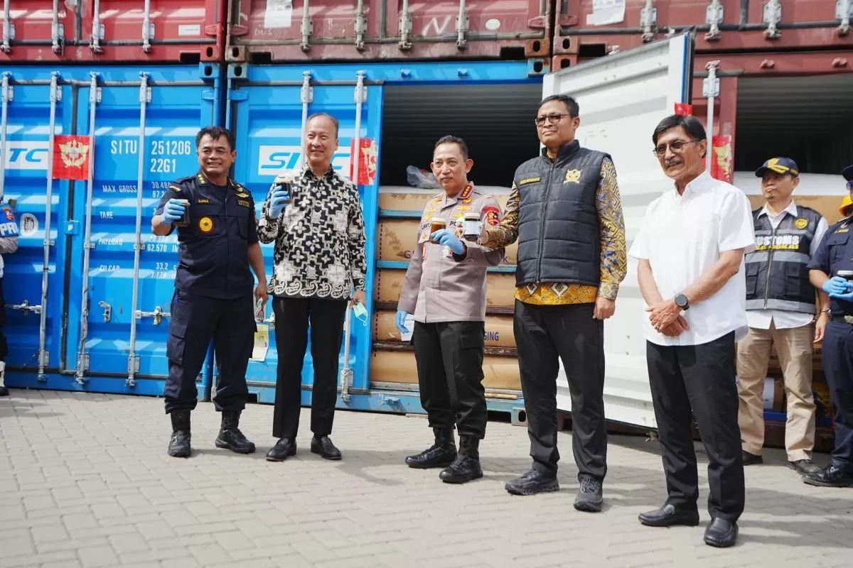 Kapolri Jenderal Polisi Listyo Sigit Prabowo bersama beberapa pejabat menunjukkan 87 kontainer produk turunan CPO yang diduga melanggar aturan.
