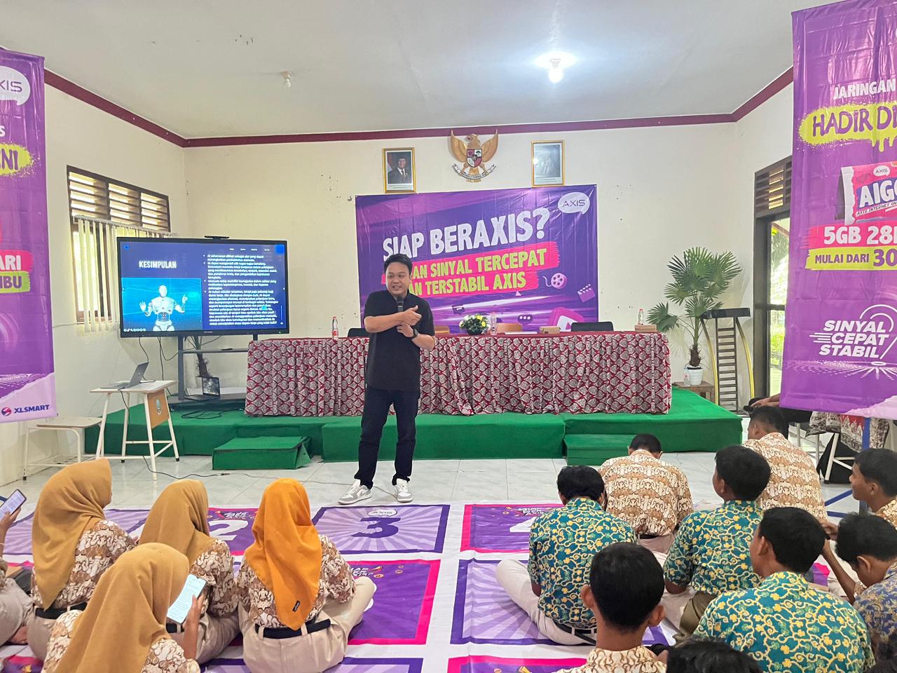 Manager Digital Jawa Pos Radar Tuban, Yudha Satria saat mengedukasi tentang ilmu AI untuk pelajar SMKN Widang, kemarin (6/11).