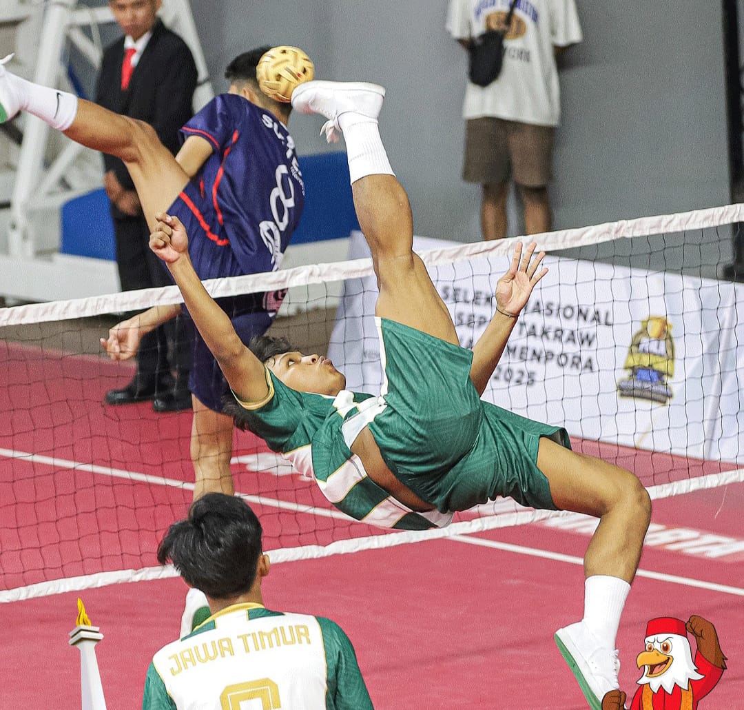 Aksi kontingen Jawa Timur cabang olahraga sepak takraw di popnas dan Peparpenas 2025 Jakarta.