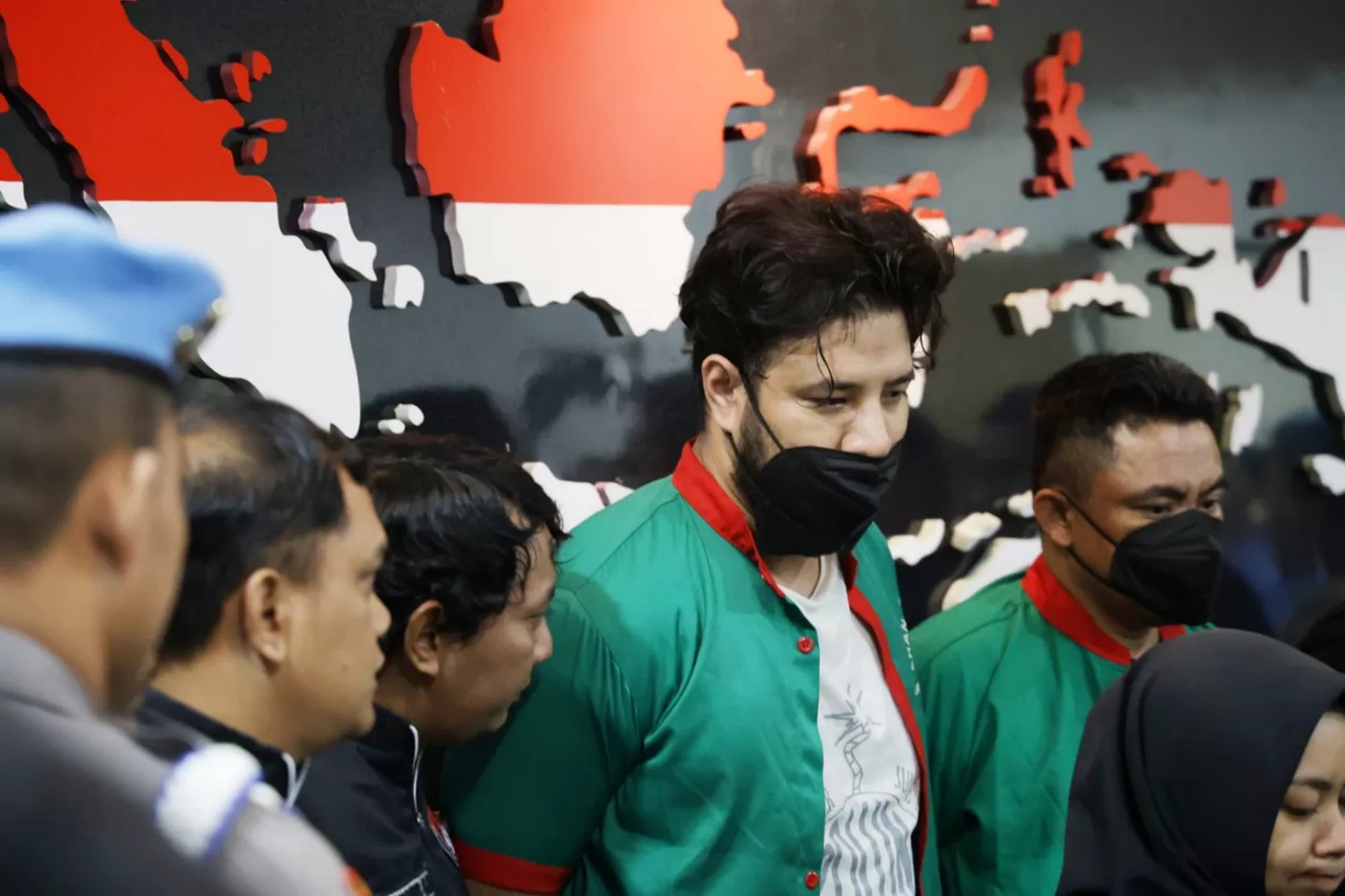 Artis Ammar Zoni berbaju tahanan saat gelar rilis di Polres Jakarta Barat, Jumat (15/12).