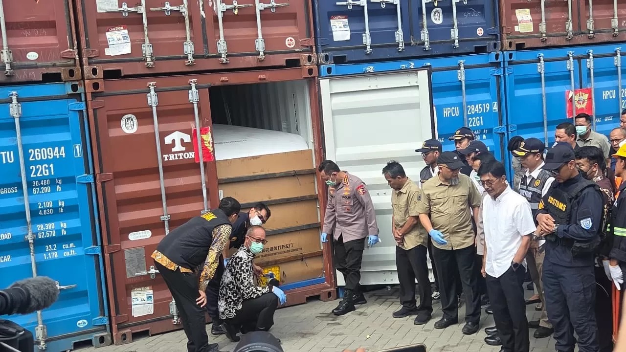 Operasi gabungan Kemenkeu dan Satgassus Optimalisasi Penerimaan Negara Polri mengungkap dugaan pelanggaran ekspor produk turunan CPO oleh PT MMS di Pelabuhan Tanjung Priok, Kamis (6/11)