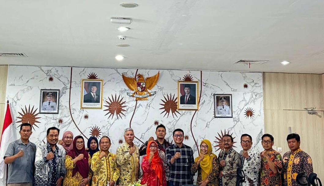 Kepala Disdukcapil Tuban, Agung Triwibowo, bersama undangan Forum Konsultasi Publik sebagai upaya berkelanjutan membangun kepercayaan masyarakat terhadap pelayanan publik yang berintegritas.
