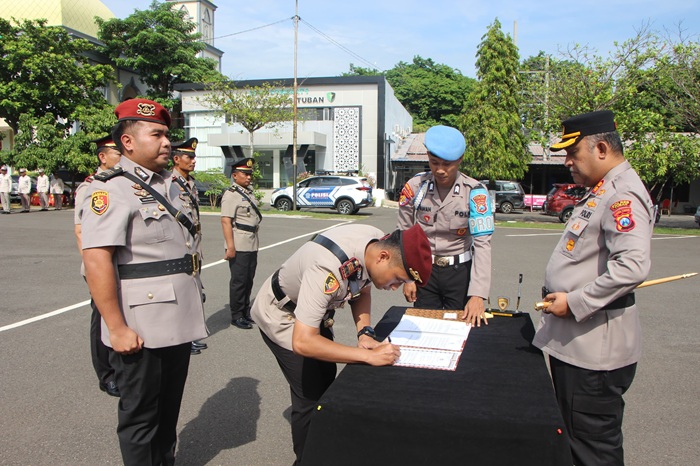 AKP Bobby Wirawan Wicaksono Elsam resmi menjabat sebagai kepala Satuan Reskrim Polres Tuban yang baru usai melangsungkan sertijab di Mapolres Tuban, kemarin (6/11).