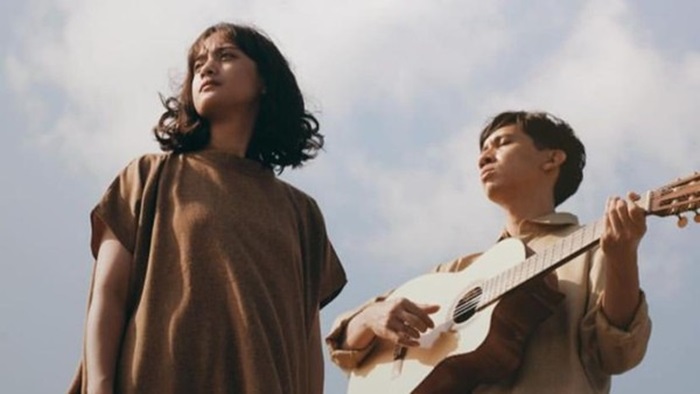 Banda Neira adalah duo musik indie akustik Indonesia yang kembali dengan formasi baru dan karya terbaru mereka.
