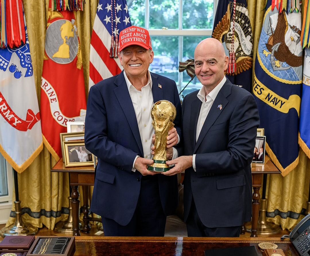 Presiden AS, Donald Trump, saat berpose bersama trofi piala dunia dan Presiden FIFA, Gianni Infantino.