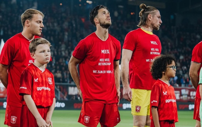 Para pemain FC Twente mengenakan kaus untuk memotivasi Mees Hilgers yang cedera parah.