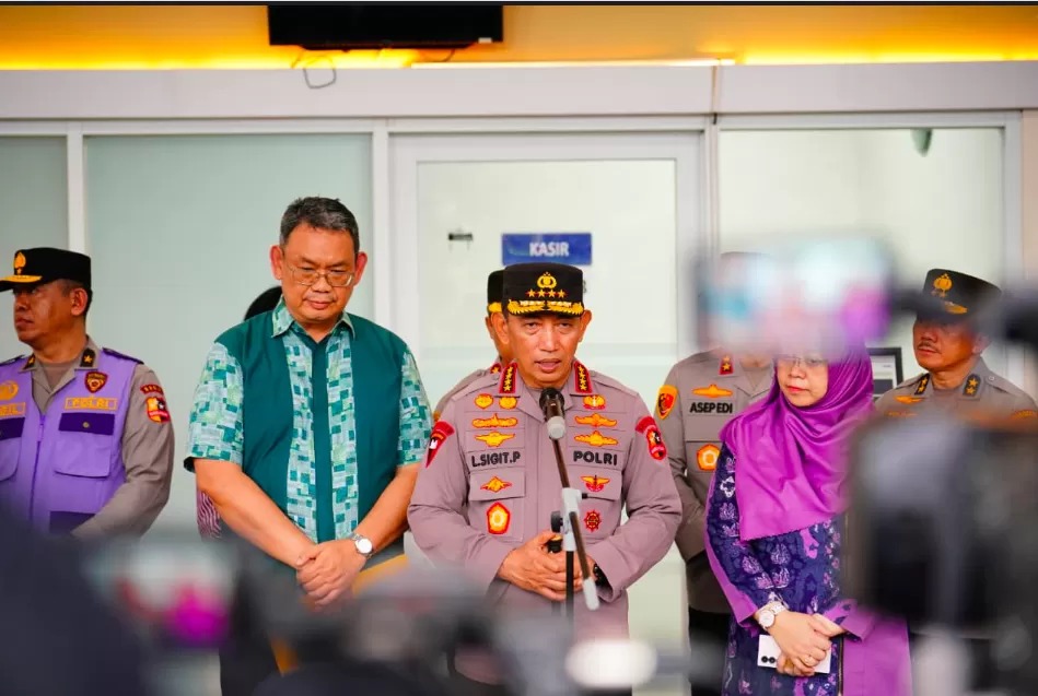 Kapolri Jenderal Polisi Listyo Sigit Prabowo menyampaikan informasi terkini mengenai insiden ledakan di SMAN 72 Jakarta pada Jumat siang (7/11).