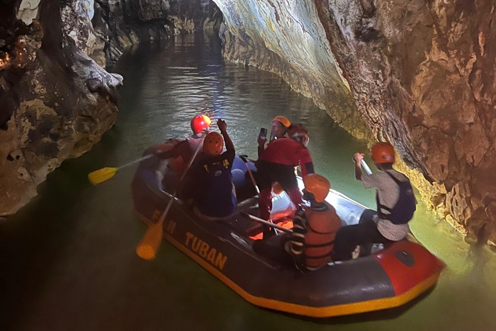 Para penjelajah Gua Ngerong di Desa Rengel, Kecamatan Rengel menaiki perahu karet menyusuri di dalam gua.