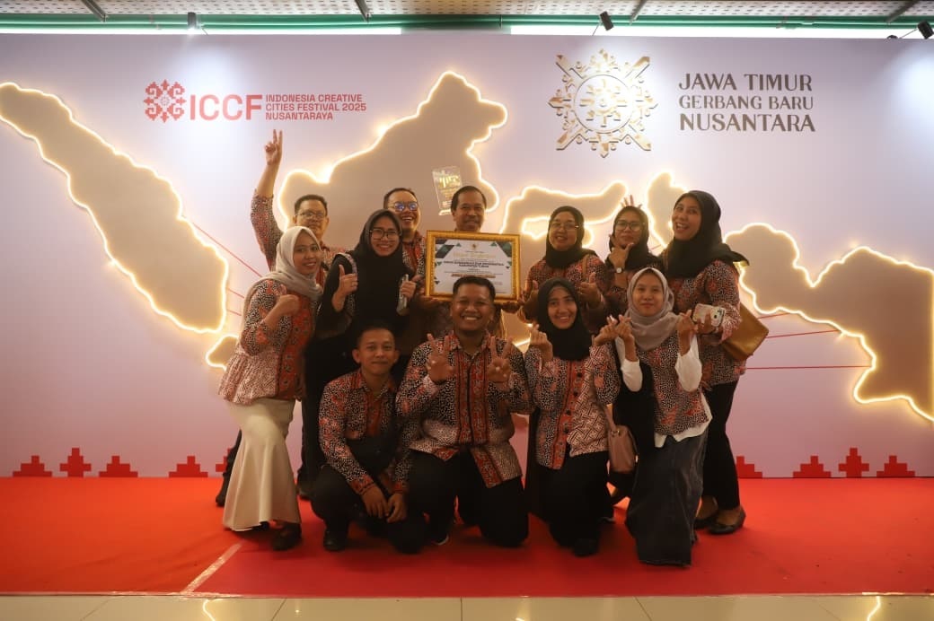 Kepala Diskominfo-SP Tuban Arif Handoyo, SH., MH. Menerima penghargaan Terbaik I kategori Program Komunikasi Publik Dinas Komunikasi dan Informatika Kabupaten/Kota se-Jawa Timur ajang JPRA 2025