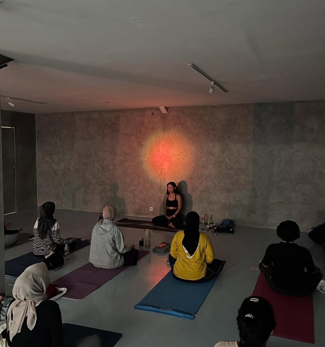 Ilustrasi sebuah sesi meditasi yang dipimpin oleh Tsamara Fahrana sebagai salah satu cara mengatasi burnout dan stres urban dengan fokus pada mindfulness.