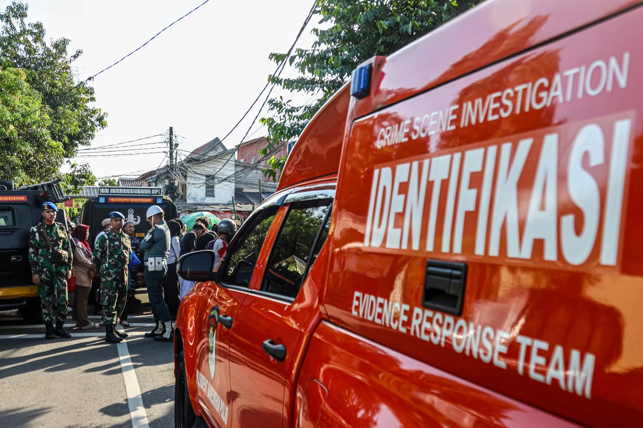 Personel TNI dan Polri berjaga di depan gerbang SMAN 72 Jakarta, Jumat (7/11).