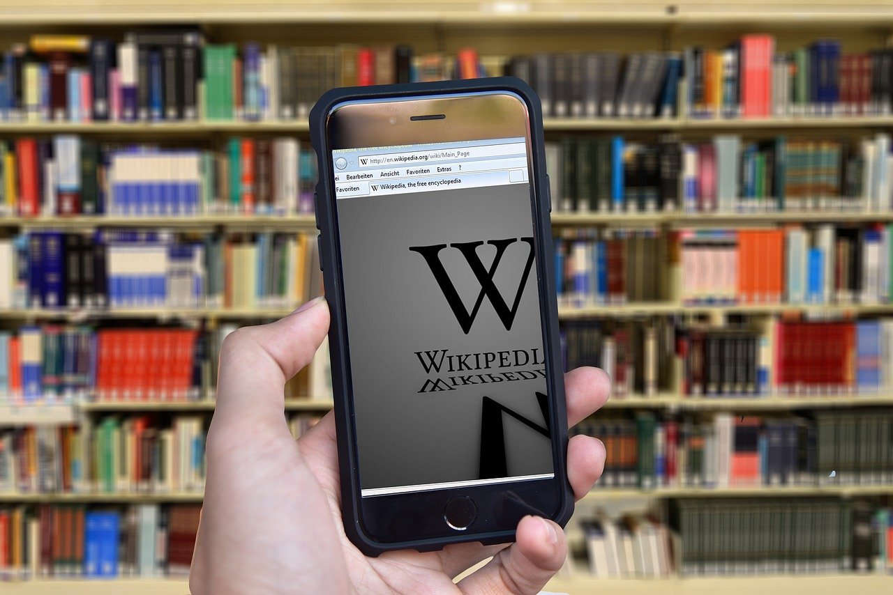Wikipedia tetapkan aturan baru untuk perusahaan AI generatif.