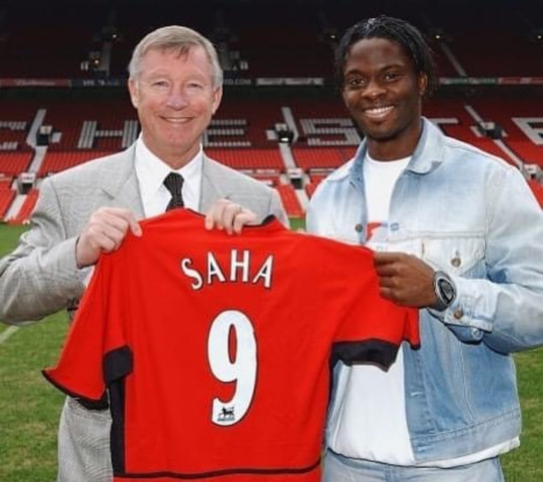 Loui Saha saat pertama kali diperkenalkan sebagai rekrutan baru Manchester United.
