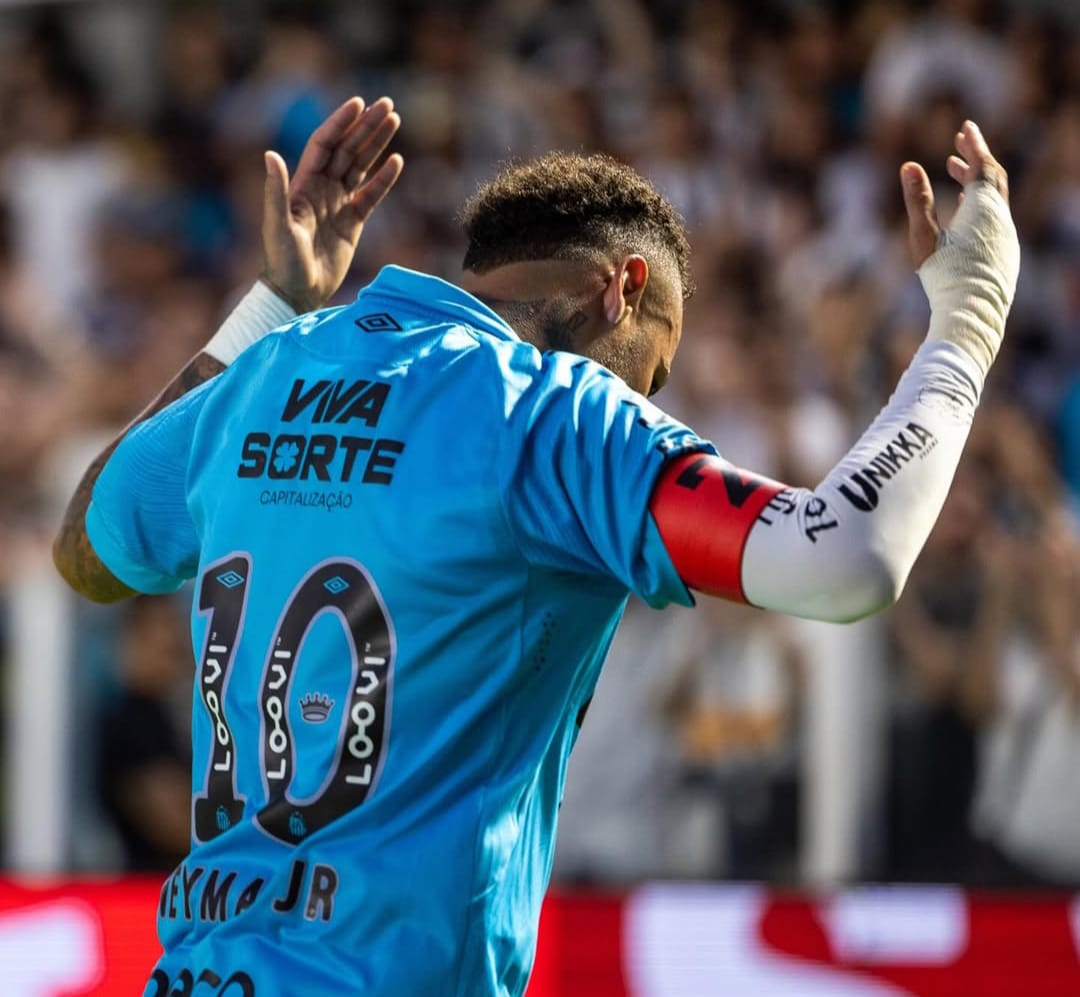 Pemain Santos FC, Neymar, kesal saat harus diganti di tengah pertandingan.