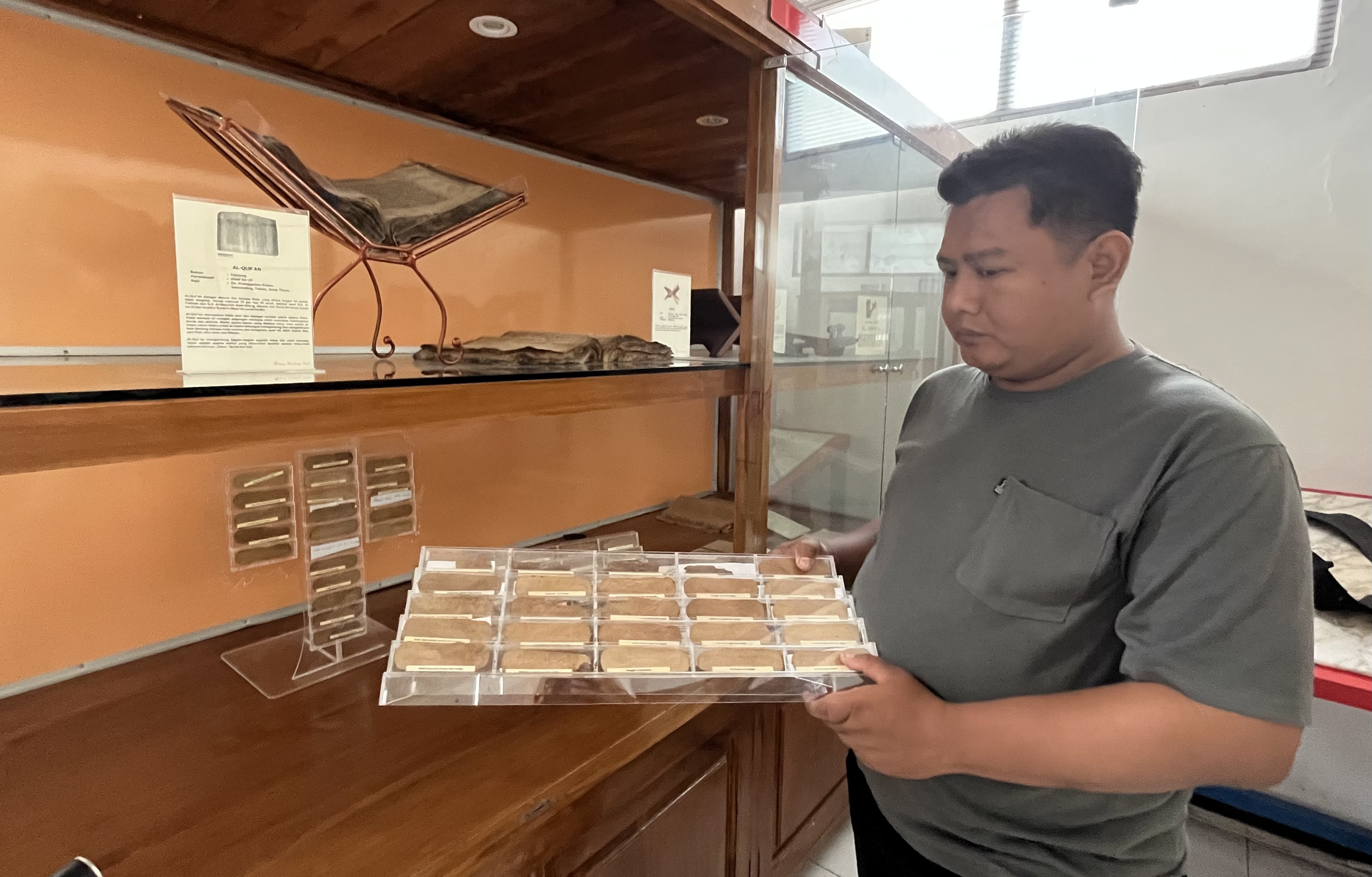 Staf Museum Kambang Putih Deni Anto memperlihatkan koleksi Naskah Kita Mangko abad ke-18 yang tersusun rapi di kotak.