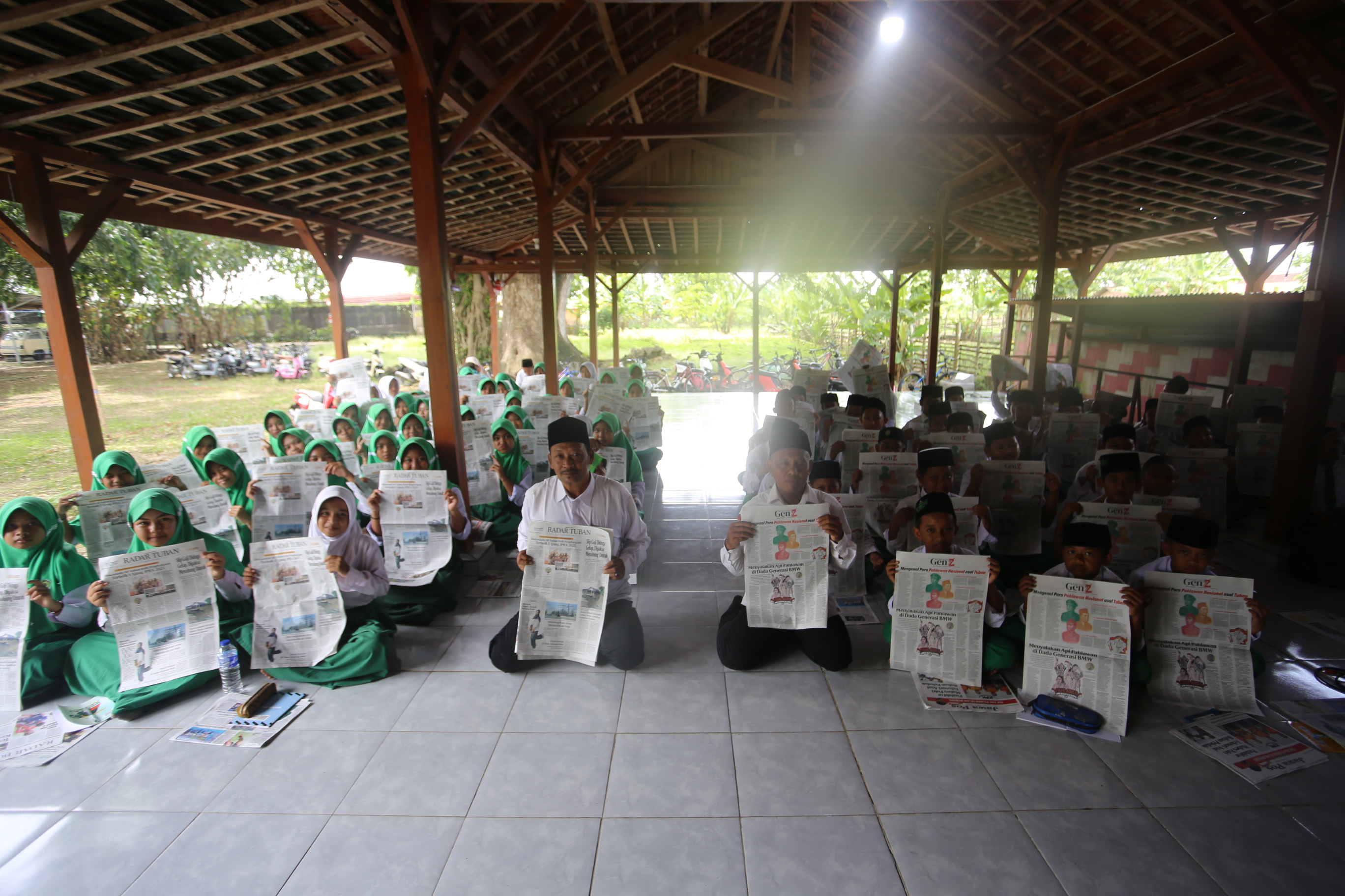 Puluhan siswa MI Salafiyah Bangilan mengikuti pelatihan jurnalistik memperingati Hari Pahlawan kemarin (10/11).